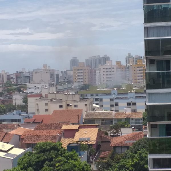 Explosão gerou muita fumaça em condomínio, em Jardim Camburi por Eduardo Fachetti