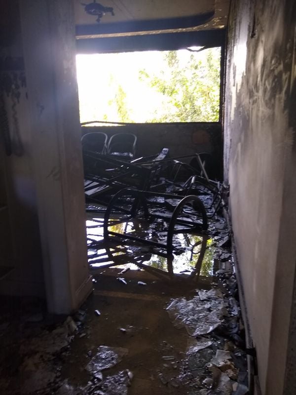 Da porta de entrada, é possível ter uma noção do estrago no interior do apartamento que o incêndio teve início por Mônica Moreira Negga