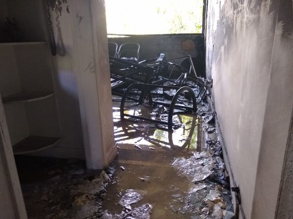 Imagens mostram a destruição causada pela explosão e pelo incêndio nos apartamentos de um condomínio de Jardim Camburi