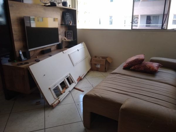 No apartamento que fica em frente ao incendiado, a porta de entrada parou no meio da sala por Mônica Moreira Negga