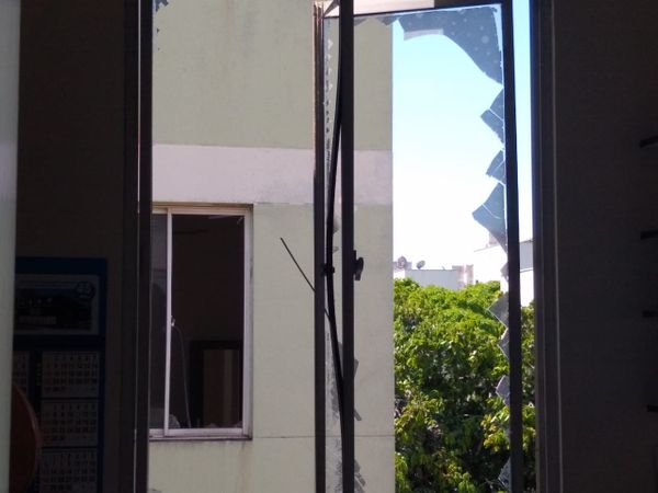 Janelas do apartamento da frente acabaram quebradas por Mônica Moreira Negga