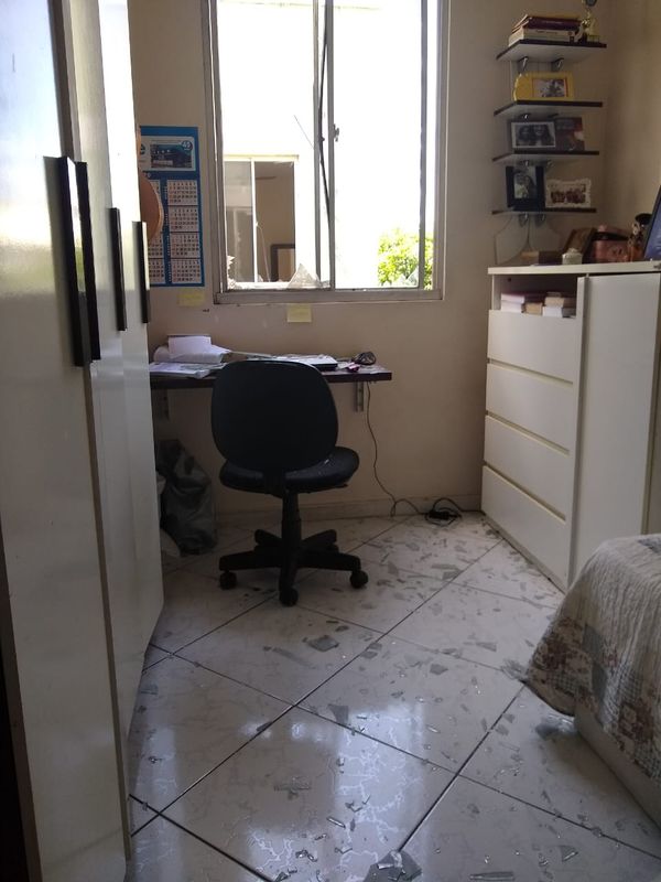Quarto no apartamento que fica em frente ao incendiado também sofreu estragos por Mônica Moreira Negga