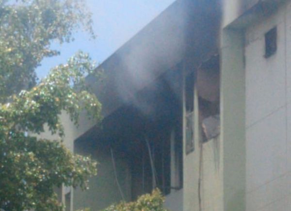 Incêndio em apartamento em Jardim Camburi, Vitória, na manhã desta segunda-feira (2)