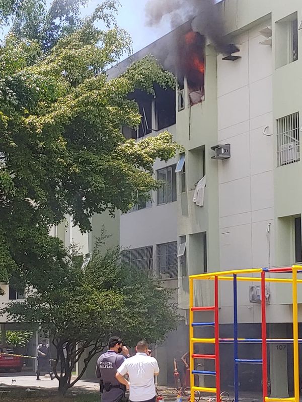Incêndio em prédio em Jardim Camburi, em Vitória