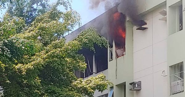 Foto mostra chamas saindo de apartamento de um prédio em Jardim Camburi, em Vitória, nesta segunda-feira (02), durante incêndio 