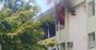 Foto mostra chamas saindo de apartamento de um prédio em Jardim Camburi, em Vitória, nesta segunda-feira (02), durante incêndio (Klerysson Santana/Leitor A Gazeta)