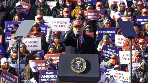  O presidente dos Estados Unidos e candidato à reeleição, Donaldo Trump, faz campanha no aeroporto Internacional Wilkes-Barre Scranton, na Pensilvânia, nesta terça-feira (2), véspera da eleição presidencial