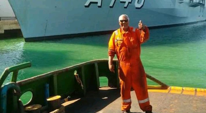 Amigos suspeitam que corpo possa ser do tripulante Eric Barcelos Rangel, que desapareceu no início do mês, após naufrágio em Guarapari; Polícia Civil não confirma