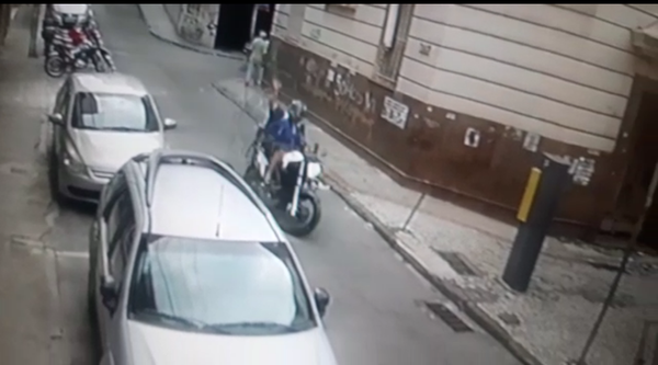 A câmera de segurança de uma loja registrou o momento em que o motorista perde o controle da motocicleta.