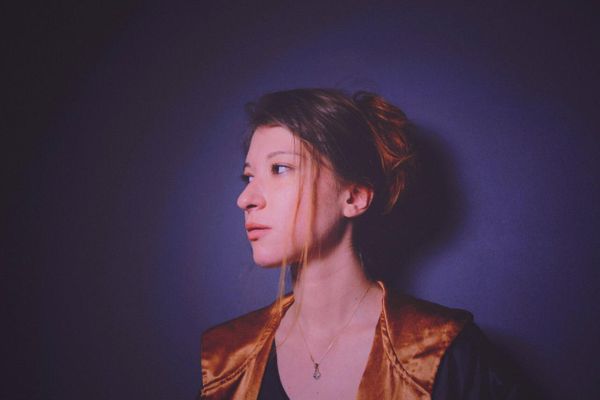 A tecladista e integrante da banda Auri Thaysa Pesollato