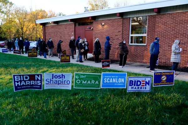 Eleitores fazem fila do lado de fora de um posto de votação em Springfield, na Pensilvânia  (EUA)