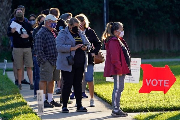 Eleitores usam máscaras enquanto esperam na fila para votar na Igreja Batista Bell Shoals, em Brandon, no estado americano da Flórida