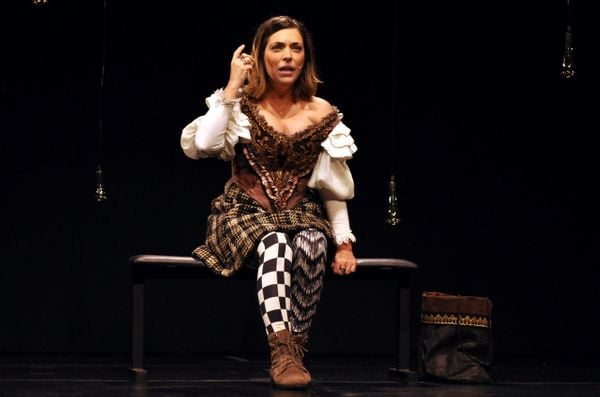 Julia Rabello como Rosalina na peça 