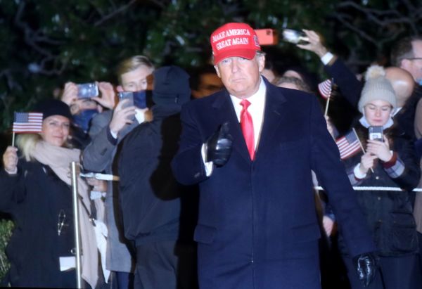 O presidente Donald Trump dá um sinal de positivo para a mídia depois de voltar à Casa Branca após seu último dia de campanha em Washington, EUA
