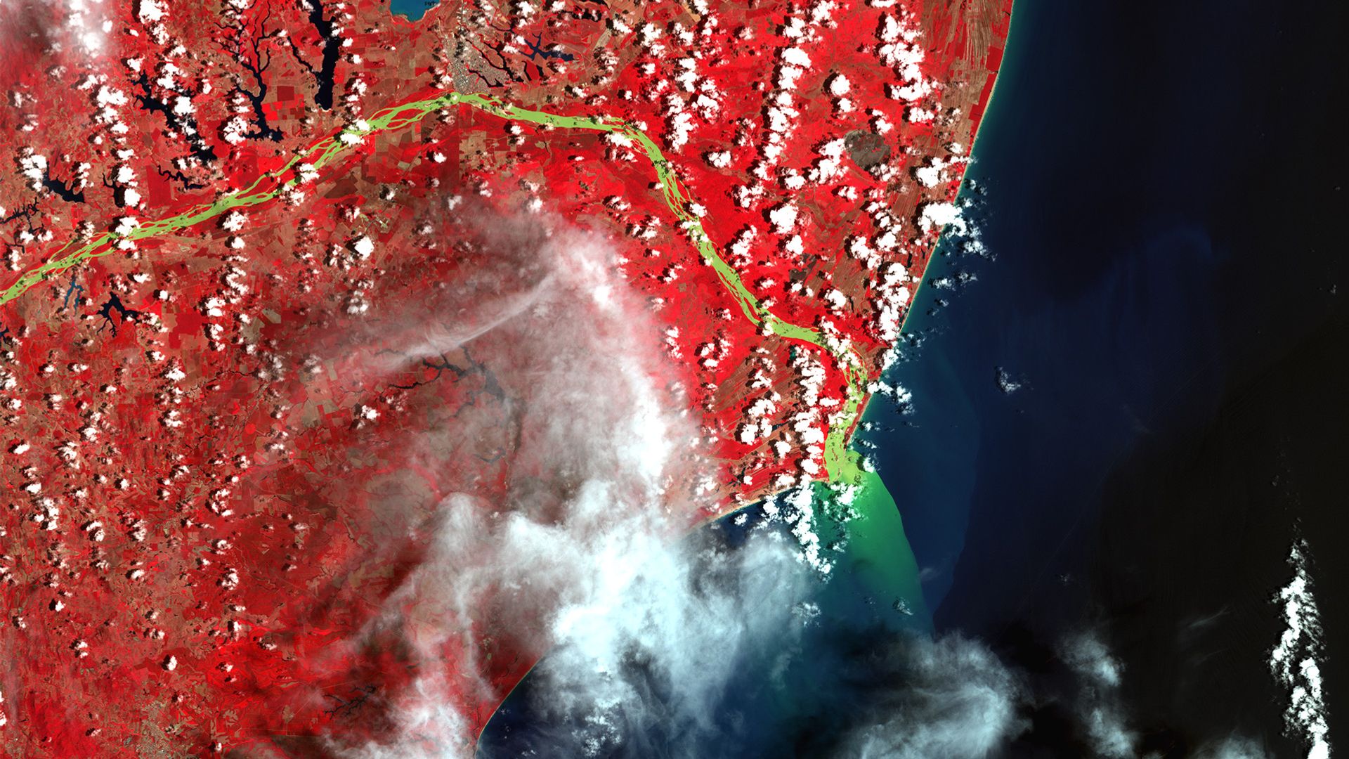  Em 30/11/2015, imagem da foz do Rio Doce, em Linhares, feita pelo Satélite Landsat/Nasa, utilizando recurso de false color com infravermelho, mostra a chegada da lama ao mar