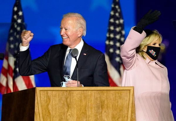 O candidato presidencial democrata, o ex-vice-presidente Joe Biden, acompanhado por sua esposa Jill Biden, fala aos seus apoiadores