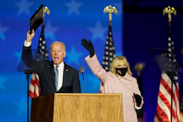 O candidato presidencial democrata, o ex-vice-presidente Joe Biden, acompanhado por sua esposa Jill Biden, fala aos seus apoiadores em Wilmington