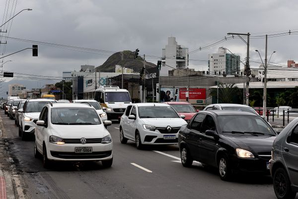 Operação tapa-buracos na Avenida Leitão da Silva por Fernando Madeira