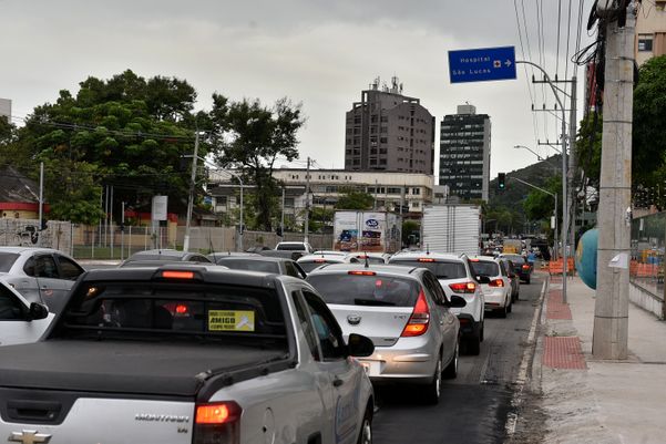 Operação tapa-buracos na Avenida Leitão da Silva por Fernando Madeira