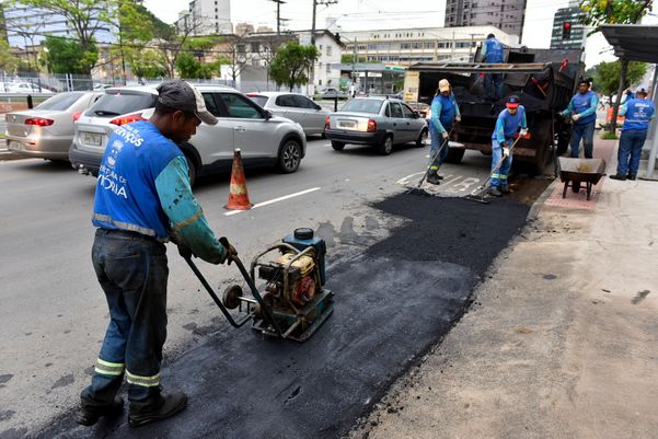 Operação tapa-buracos na Avenida Leitão da Silva por Fernando Madeira
