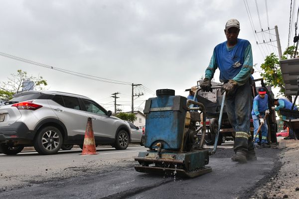 Operação tapa-buracos na Avenida Leitão da Silva por Fernando Madeira