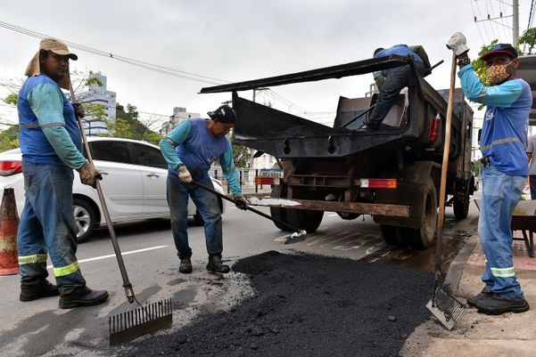 Operação tapa-buracos na Avenida Leitão da Silva por Fernando Madeira