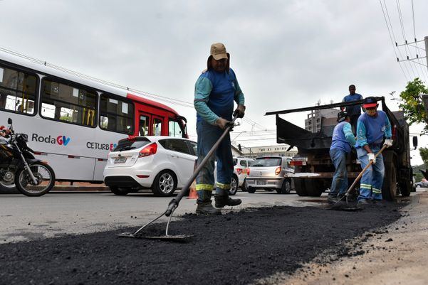Operação tapa-buracos na Avenida Leitão da Silva por Fernando Madeira