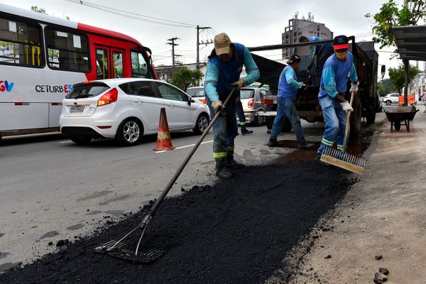Operação tapa-buracos na Avenida Leitão da Silva por Fernando Madeira