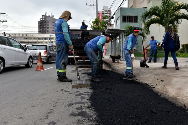 Operação tapa-buracos na Avenida Leitão da Silva por Fernando Madeira