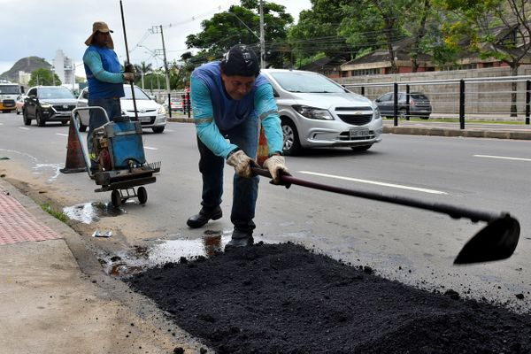 Operação tapa-buracos na Avenida Leitão da Silva por Fernando Madeira