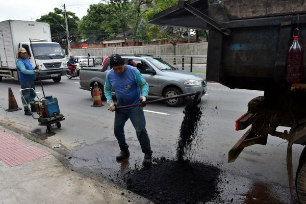 Operação tapa-buracos na Avenida Leitão da Silva por Fernando Madeira