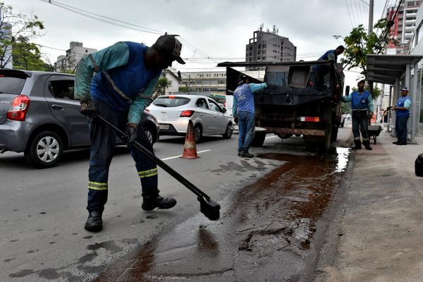 Operação tapa-buracos na Avenida Leitão da Silva por Fernando Madeira