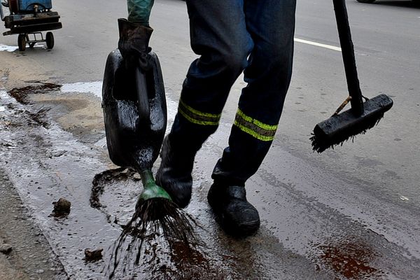 Operação tapa-buracos na Avenida Leitão da Silva por Fernando Madeira