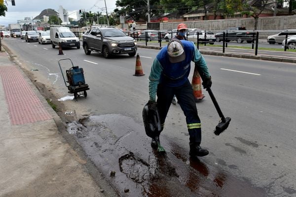 Empresa faz operação tapa-buracos no asfalto da Avenida Leitão da Silva, em Vitória