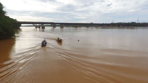 Linhares - Rio Doce com coloração alterada devido a chegada da lama de rejeitos provenientes das barragens rombidas da mineradora Samarco em Mariana-MG