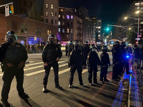  Policiais são vistos após uma passeata de protesto no dia seguinte ao dia da eleição em Manhattan