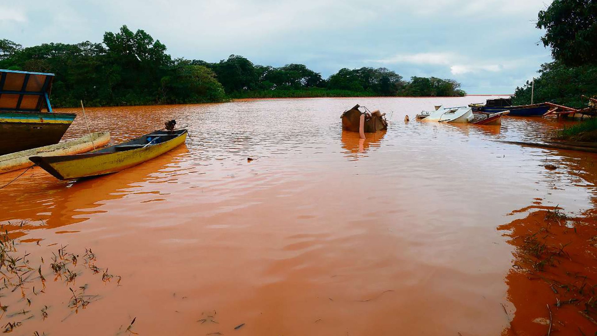 Em 2015, após rompimento da barragem da Samarco, Foz do Rio Doce, em Linhares, ficou poluída com lama de rejeitos de mineração