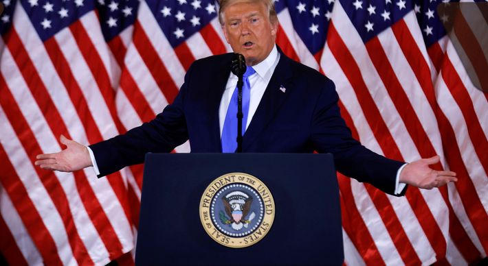 O presidente Trump não admitiu a derrota. Ele e seus apoiadores contestaram os resultados ou tentaram lançar dúvidas sobre sua integridade em vários Estados