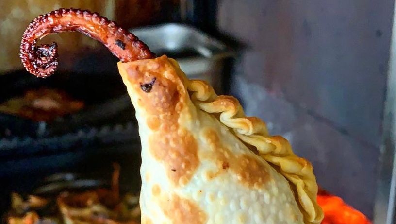 Empanada de polvo assado, páprica e cebola caramelizada do La Dolina, em Vitória
