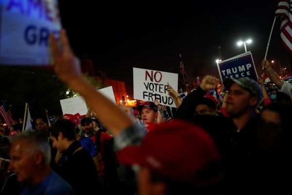 Apoiadores de Donald Trump seguram cartazes para protestar contra os primeiros resultados da eleição presidencial de 2020, em Phoenix, Arizona