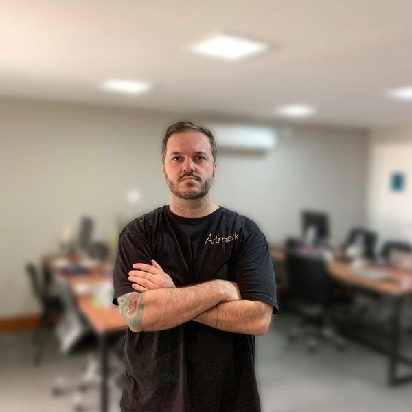 Eduardo Poncio, CEO de uma empresa de marketing digital, adotou o trabalho remoto e obteve economia de custos sem prejuízo à produtividade
