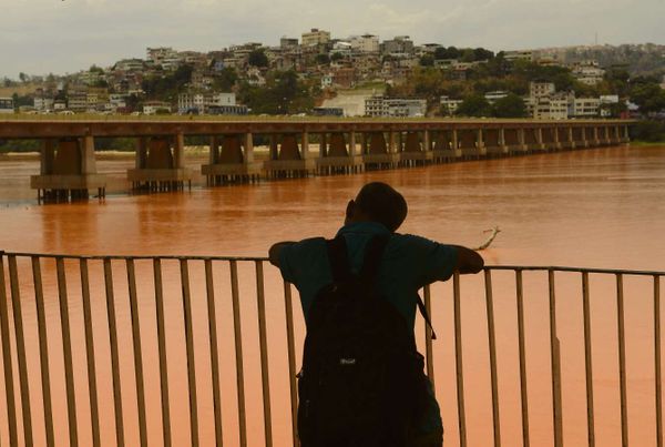 Colatina - Rio Doce com coloração alterada devido lama de rejeitos das barragens rompidas da Samarco em Mariana-MG atingirem seu leito 