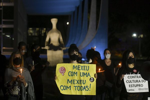 Mulheres ativistas são vistas durante manifestação contra o estupro e para apoiar a jovem Mariana Ferrer, em ato realizado na Praça dos Três Poderes, em Brasília (DF), nesta quarta-feira (4)