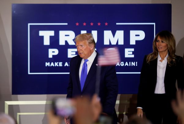 O presidente Donald Trump, acompanhado pela primeira-dama Melania Trump, chega para falar sobre os primeiros resultados da eleição presidencial dos EUA de 2020 na Casa Branca em Washington, EUA.