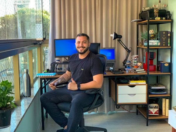 Pedro Ferrari vai à empresa onde trabalha esporadicamente e transformou sua varanda em escritório, a varanda office
