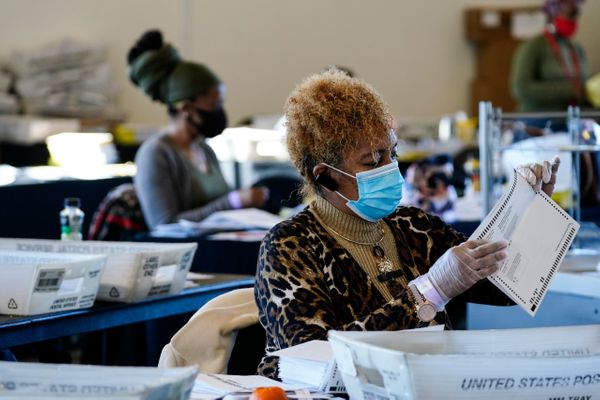 Trabalhadores eleitorais examinam as cédulas durante a contagem de votos das eleições americanas continua na State Farm Arena, em Atlanta, no estado da Georgia, nesta quinta-feira, 5