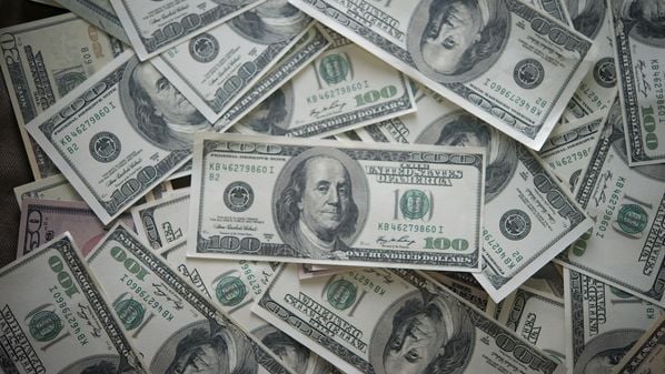 Mesmo depois de dois leilões, de US$ 4,6 bilhões, moeda americana renovou marca histórica, com alta de 1,03%; na manhã desta terça, atingiu pico de R$ 6,16