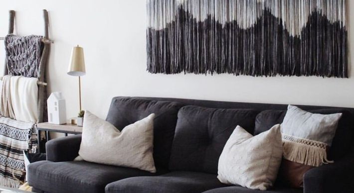 Com ela é possível fazer objetos decorativos, como mantas, tapeçarias, pendentes, balanços e até mesmo móveis. Com criatividade, as possibilidades são inúmeras