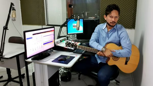 Leo Gomes é cantor profissional e produtor musical 