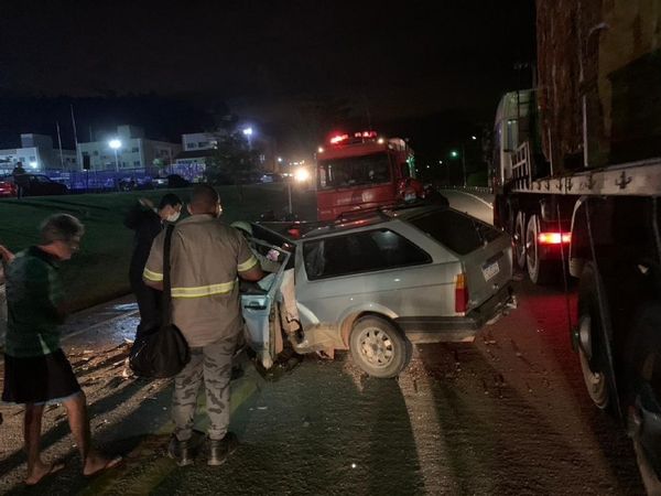 Motorista de um dos veículos ficou preso nas ferragens do veículo 